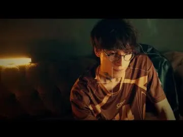 Hotdogswaitingaports preview thumbnail