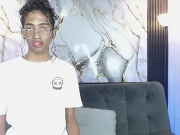 Triiangel_latinboy live cam preview